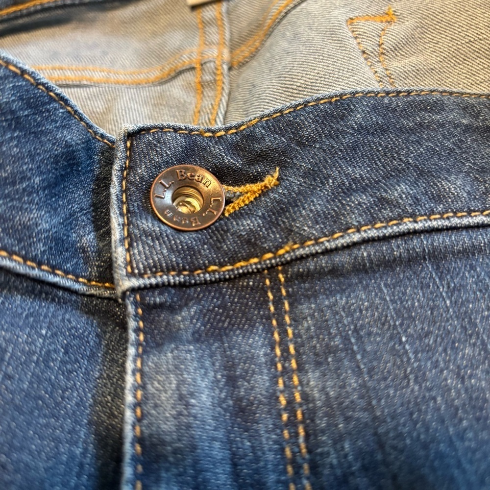 L.L. Bean Women's Straight Leg Classic Fit Blue Jeans - Picture 6 of 9